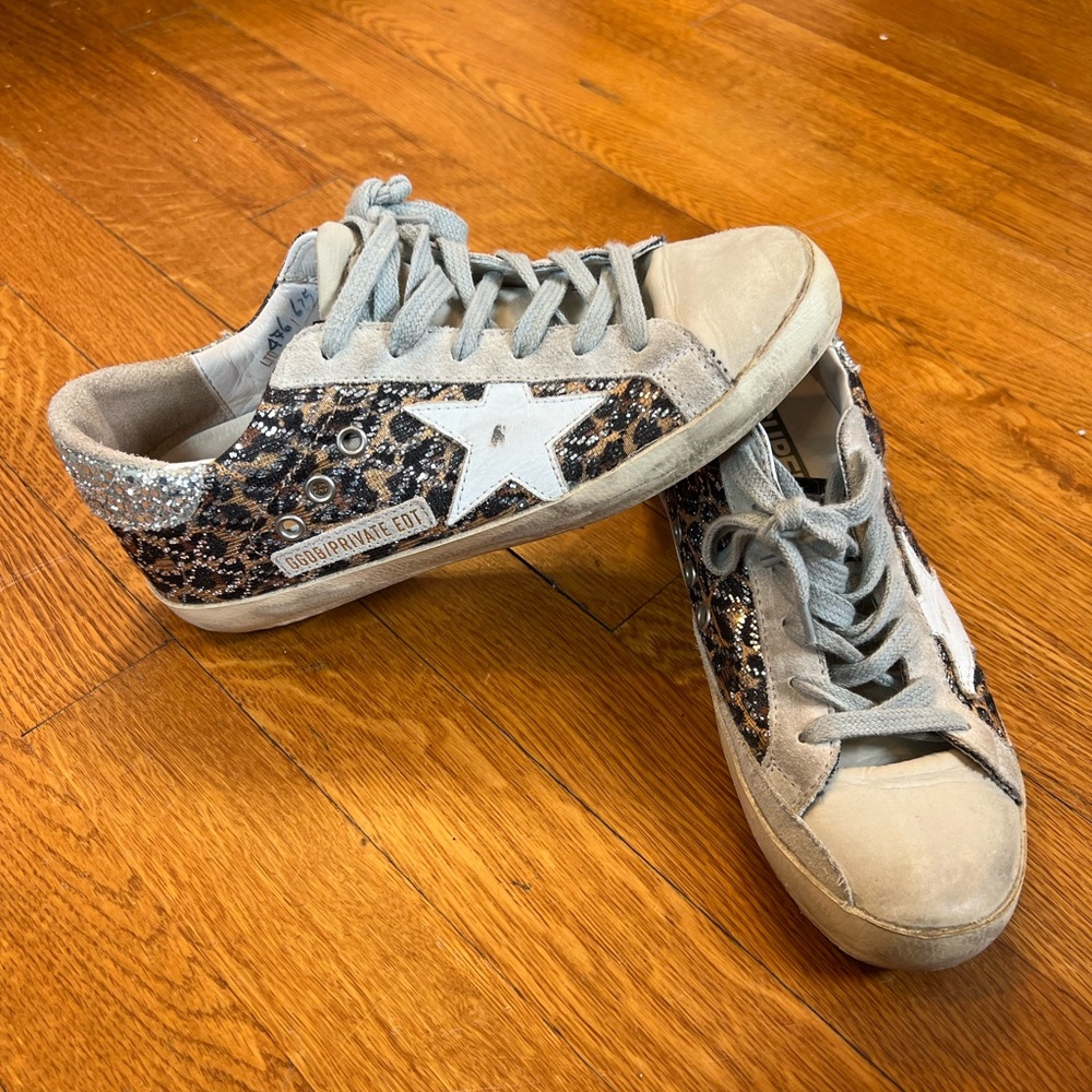 Golden goose with glitter